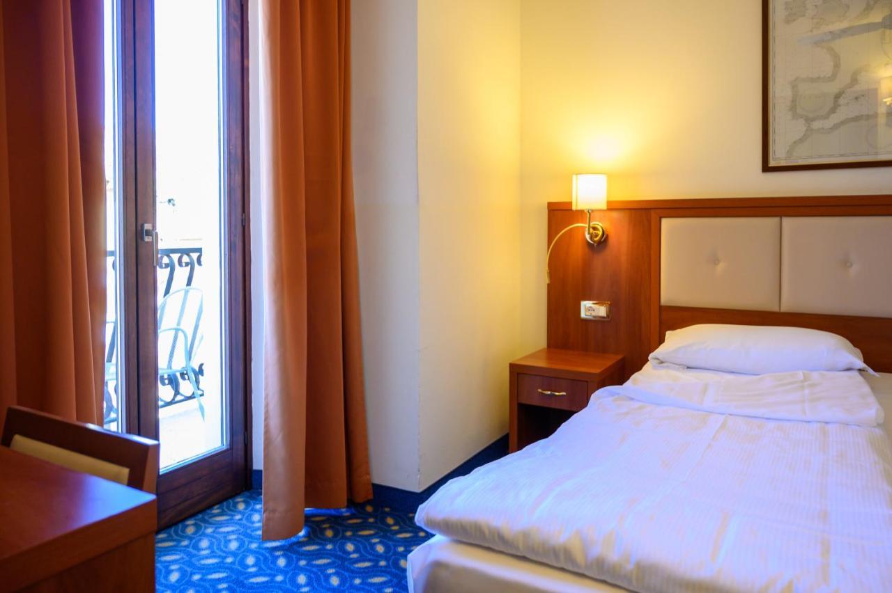 Hotel Benaco Torbole Sul Garda Zewnętrze zdjęcie